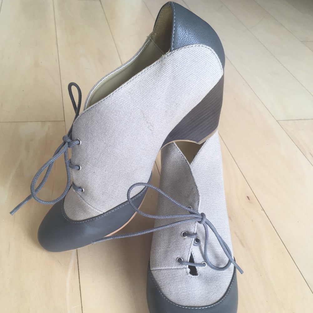 Gray ankle laced up heeled booties 8